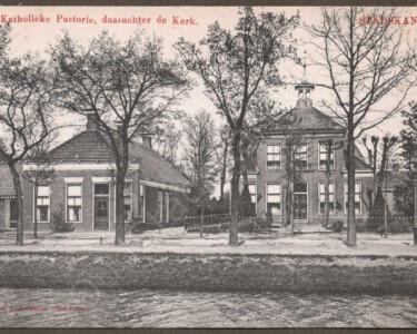 Katholieke Pastorie, daarachter de Kerk. - STADSKANAAL. 20150727101849/2051