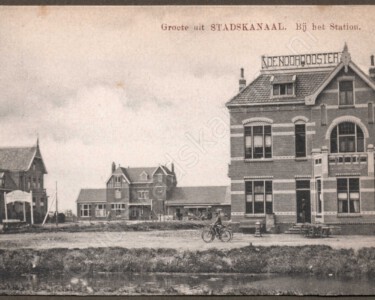 Groete uit STADSKANAAL. Bij het station. 20150803161110/2059