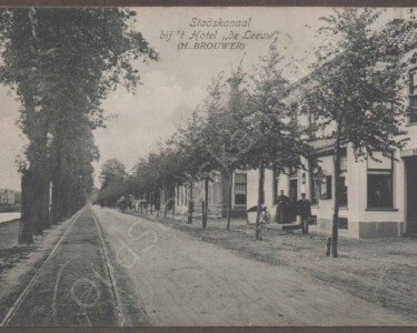 Stadskanaal - bij 't Hotel "de Leeuw" - (H. BROUWER) 20201227072736/7006